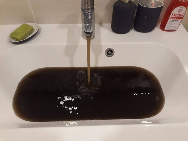 Gyventojai nebežino, ko griebtis: iš čiaupo bėga beveik juodas vanduo