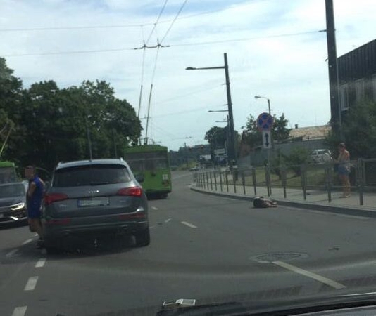 Tragiška atomazga: Šančiuose moters vairuoto „Audi“ partrenktas paauglys neišgyveno