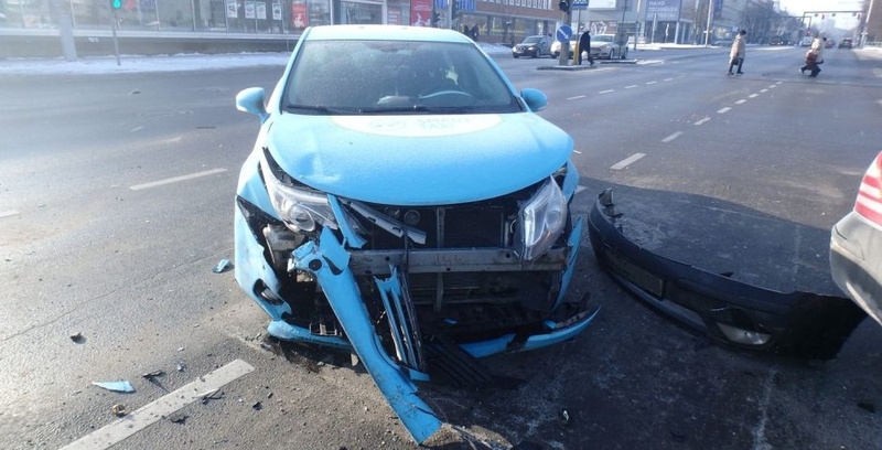 Į avariją Savanorių prospekte pakliuvo taksi automobilis, yra sužeistųjų