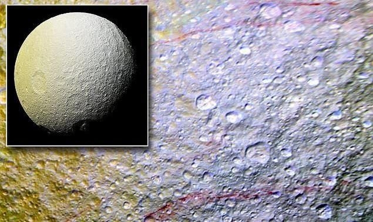 Mįslė: Saturno mėnulio Tetijos ledu driekiasi dar nematytos raudonos "kraujosruvos"