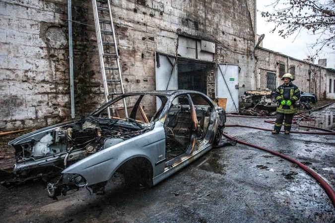 Kaune ugnis nuniokojo tris BMW automobilius