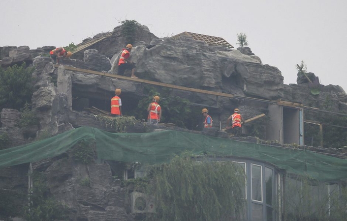 Pekine pradėta griauti ant daugiabučio stogo įrengta kalno pavidalo vila