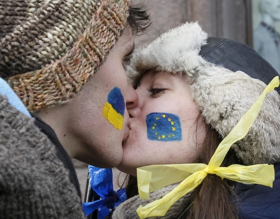 Tūkstančiai ukrainiečių susikibę rankomis simboliškai sujungė Ukrainą su ES