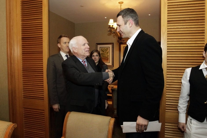 JAV senatorius J. McCainas Ukrainoje susitiko su opozicijos lyderiais