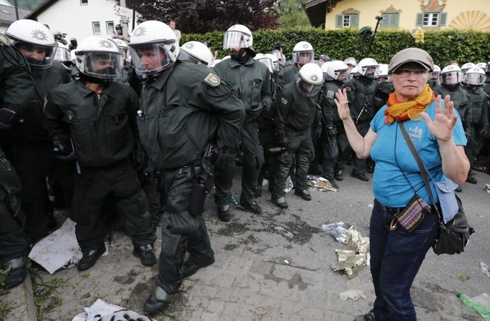 Vokietijoje – tūkstantinis protestas prieš G-7 viršūnių susitikimą