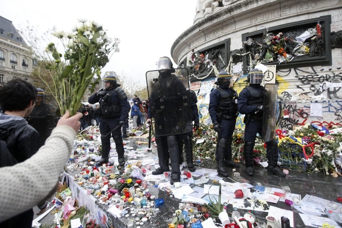 Prie teroro atakų epicentro Paryžiuje protestuotojai susikibo rankomis