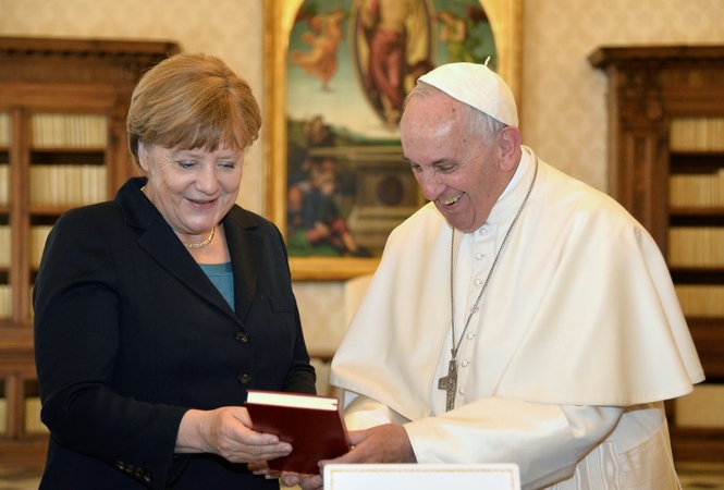 Popiežius ragina Europą griauti sienas ir statyti socialinę ekonomiką