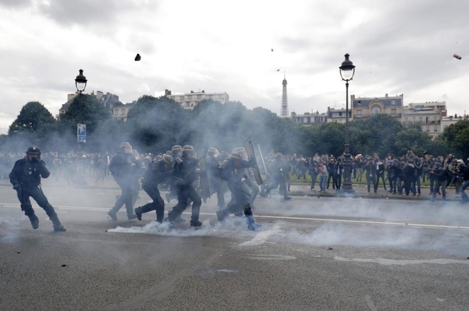 Paryžiuje per demonstraciją kaukėti protestuotojai svaidė daiktus į policininkus