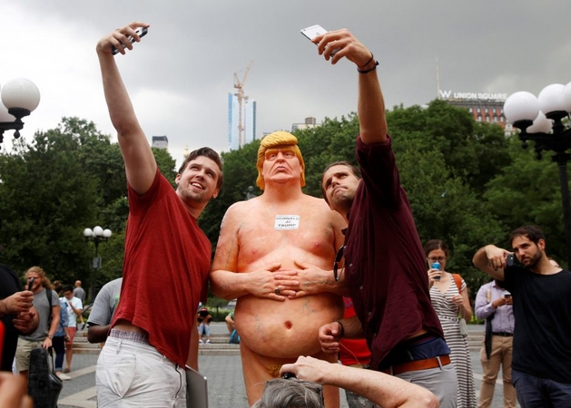 Nuogą D. Trumpą vaizduojanti statula sukėlė linksmą šurmulį