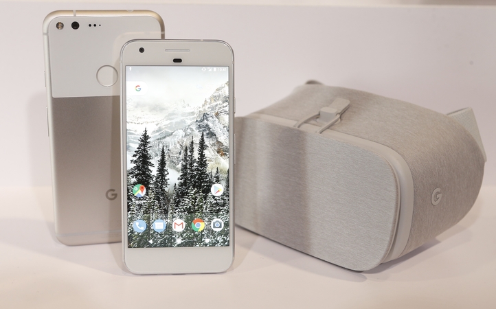 „Google“ pristatė išmanųjį telefoną „Pixel“ su dirbtinio intelekto funkcija