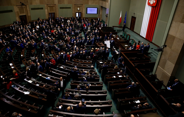 Lenkijos opozicija nutraukia sėdimąjį streiką parlamente