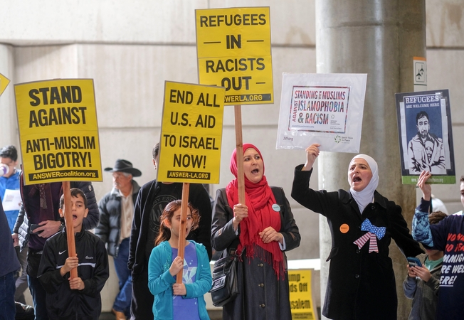 JAV ir Europoje protestuojama dėl D. Trumpo imigracijos draudimo