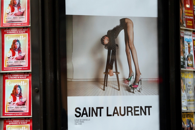 „Saint Laurent“ privalės pašalinti žeminančius plakatus