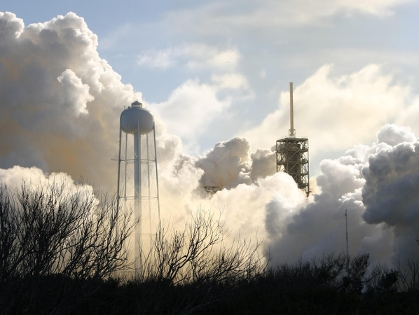 „SpaceX“ sėkmingai paleido galingiausią pasaulyje raketą nešėją skrieti Marso link
