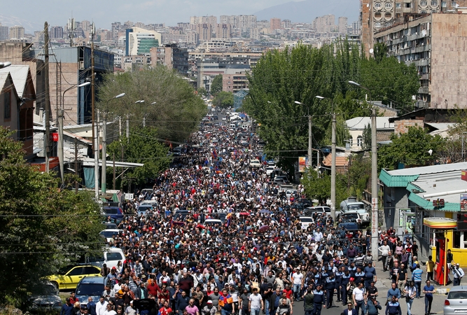 Armėnijoje tūkstančiai demonstrantų vėl išėjo į gatves