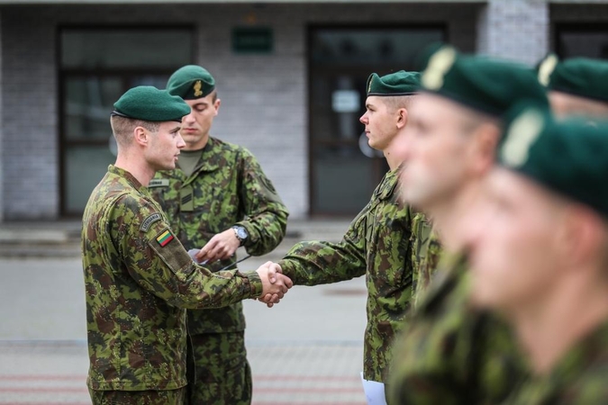 Į atsargą išleisti paskutiniai 2015 metų šauktiniai