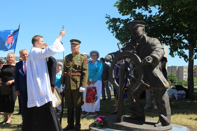Atidengtas paminklas pirmajam Lietuvos jūrų kapitonui L. Stulpinui