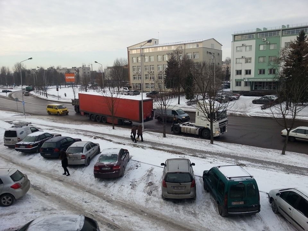 Kaune vilkikas pametė priekabą