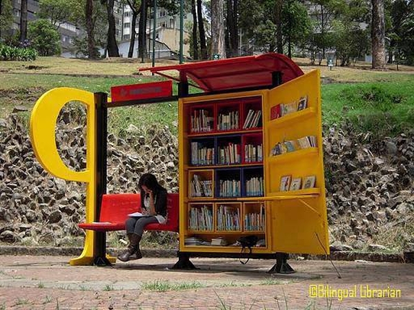 Biblioteka – autobusų stotelėje