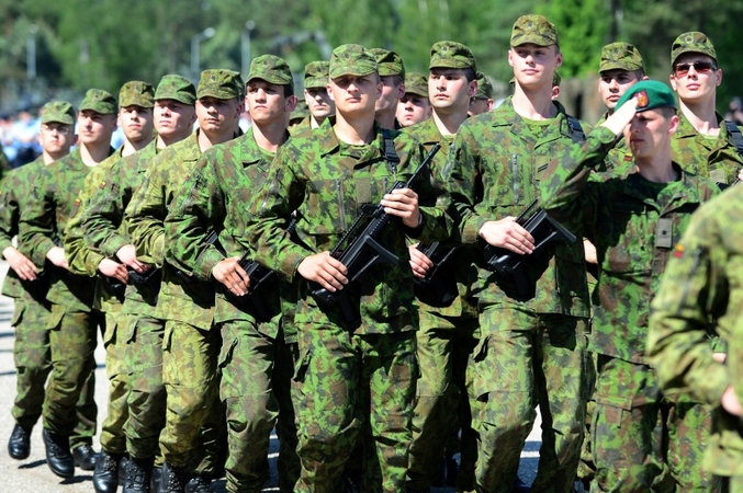 Lietuvos kariuomenėje nori pasilikti pusė šauktinių