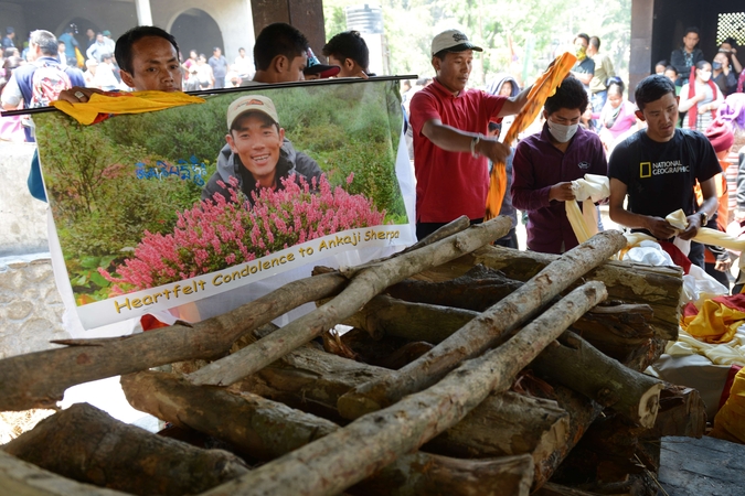 Nepalo šerpai traukiasi iš šių metų kopimo į Everestą sezono