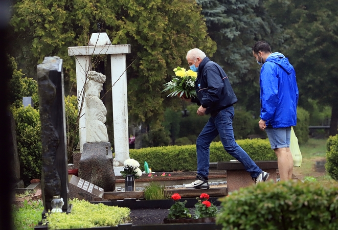 Prieš Motinos dieną kauniečiai lanko kapus