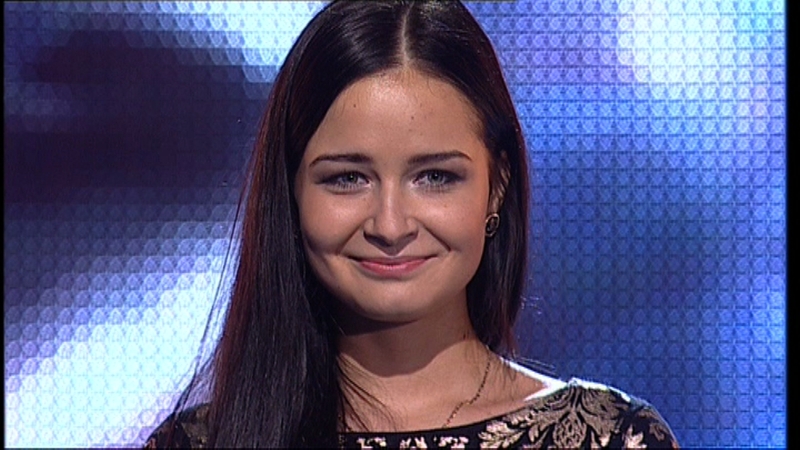 Gražuolė Laura, dainuojanti berniuko balsu 