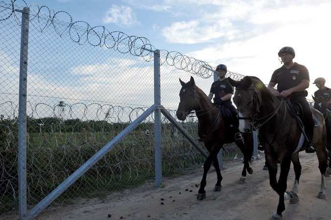 Vengrijos policija pirmadienį areštavo per 9 tūkst. migrantų