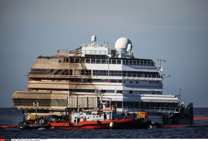 Liudininkas: „Costa Concordia“ kapitonas iššoko iš skęstančio laivo