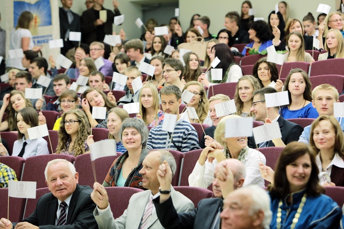 Studentų eisenai sutrukdė lietus