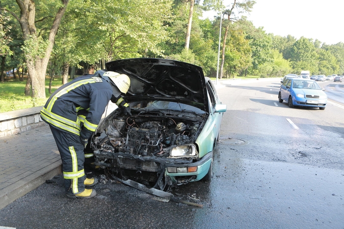 Klaipėdoje, prie universiteto užsidegė automobilis