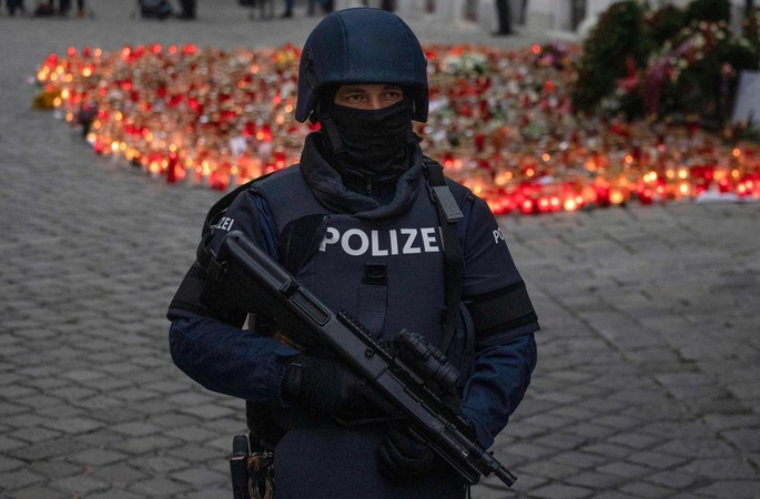 Įtariama, kad šaudynes Vienoje surengęs teroristas turėjo 21 bendrininką