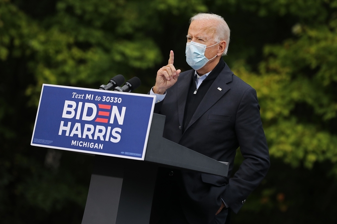 J. Bidenas pasirengęs dėl D. Trumpo ligos atidėti antrus debatus