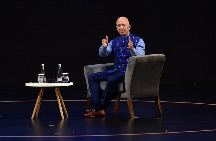 J. Bezosas pardavė „Amazon“ akcijų už 3 mlrd. dolerių