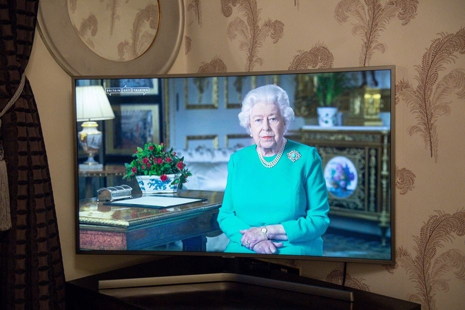 Britanijos karalienė dėl viruso grėsmės nešvęs Kalėdų su artimaisiais