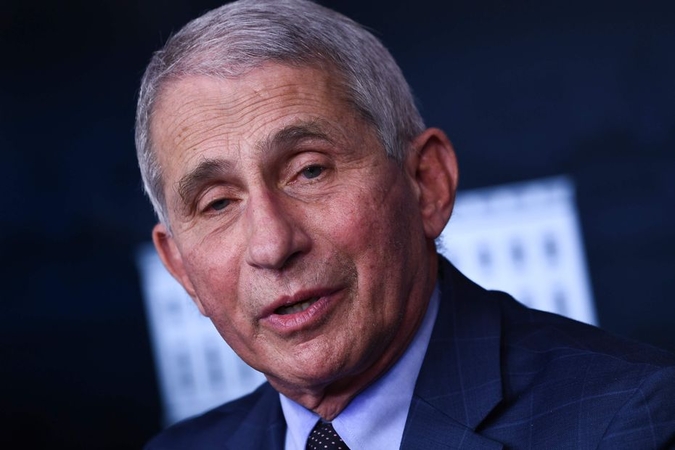 A. Fauci: amerikiečiai turi rengtis COVID-19 „bangai po bangos“