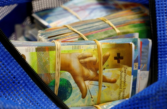 JAV apkaltino Šveicariją ir Vietnamą manipuliavimu valiutomis