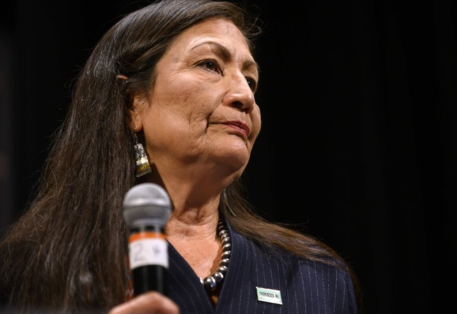 J. Bidenas į JAV vidaus reikalų sekretoriaus postą nominavo D. Haaland