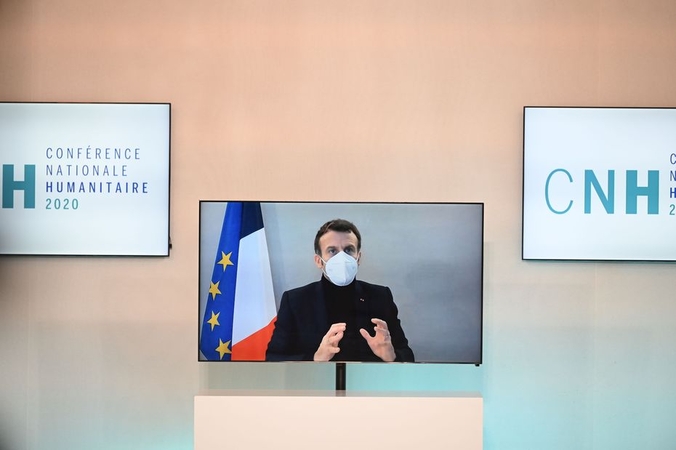 Saviizoliacijojeesantis E. Macronas dirba iš oficialios rezidencijos