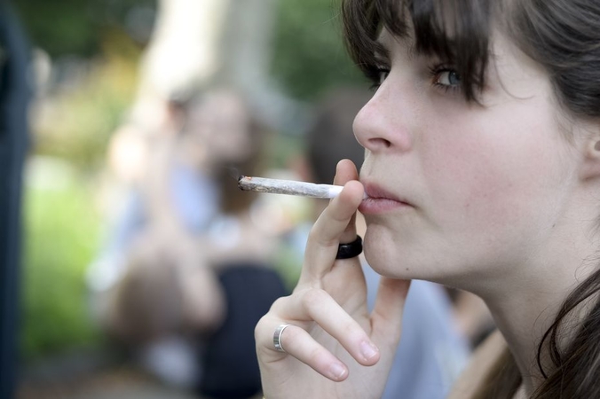 Tyrimas: ES jaunimas vartoja mažiau alkoholio, o tabaką keičia į kanapes