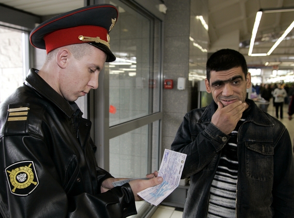 Rusijoje gaudomi ir prievarta mobilizuojami tūkstančiai migrantų