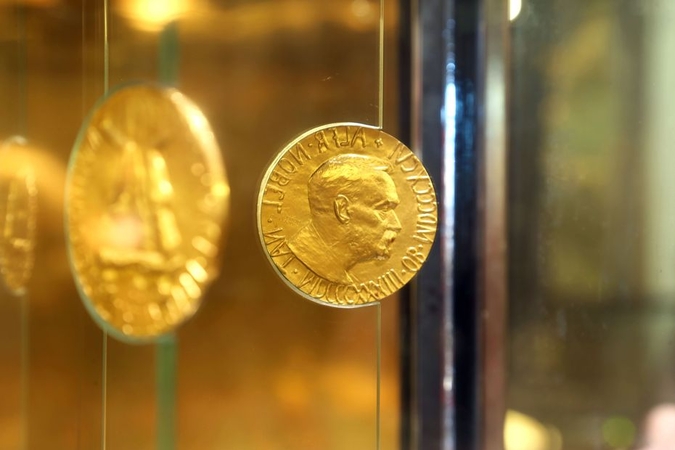 Nobelio premijų laureatai per pandemiją apdovanojimus atsiims namie