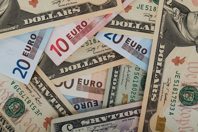 Trumpo grasinimai nežymiai paveikė euro kursą