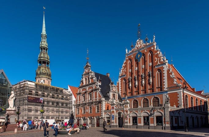 Latvijos KT atmetė nuostatą, nenumatančią tėvystės atostogų vienalytėms poroms