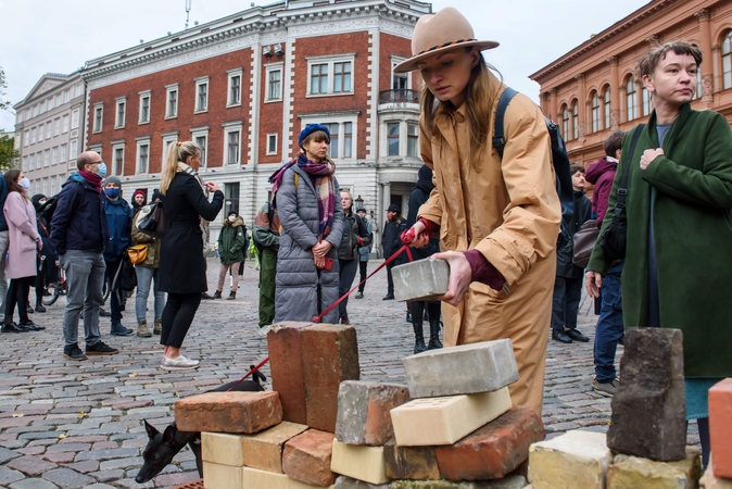 Protestuojantys kūrėjai Rygoje krovė plytas