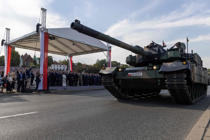 Lenkijos premjeras pristatė daugiamilijardinių investicijų į šalies saugumą planą
