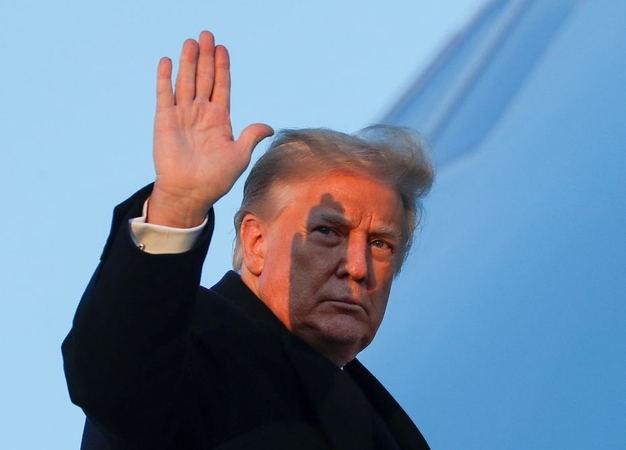 Spaudžiamas D. Trumpas pasirašė 900 mlrd. dolerių vertės pagalbos dėl pandemijos paketą