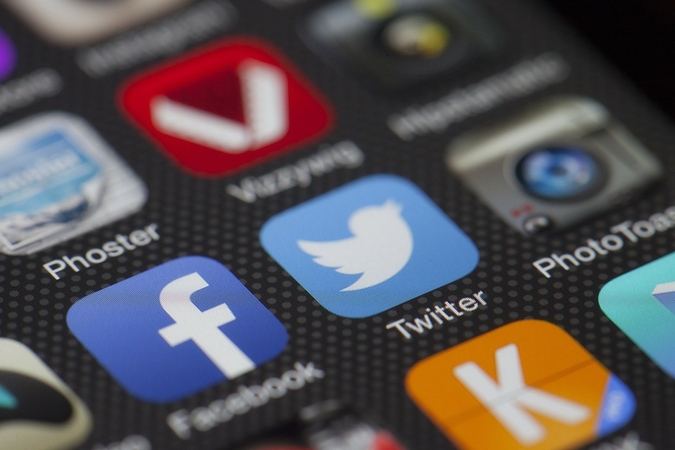 „Facebook“ pelnas gerokai augo, „Twitter“ – mažėjo