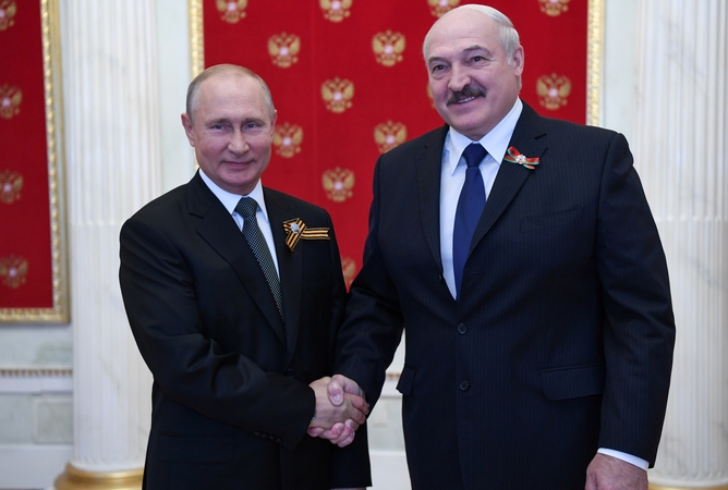 Vladimiras Putinas (kairėje), Aliaksandras Lukašenka (dešinėje)