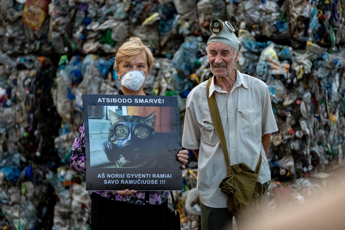 Nuo šiukšlių smarvės Ramučių gyventojai prabunda naktimis
